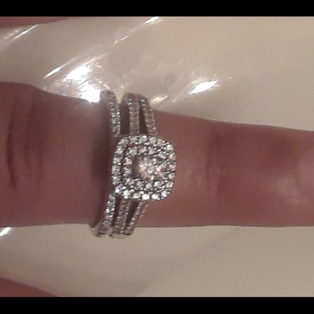 Engagement ring - Picture 2 of 2